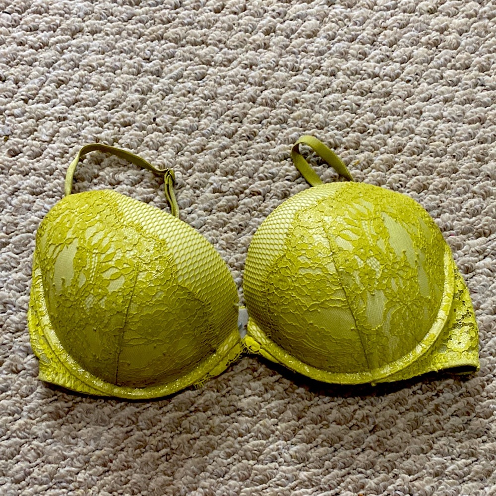 Victoria’s Secret Bra like new!! Check out my other posts for discounts